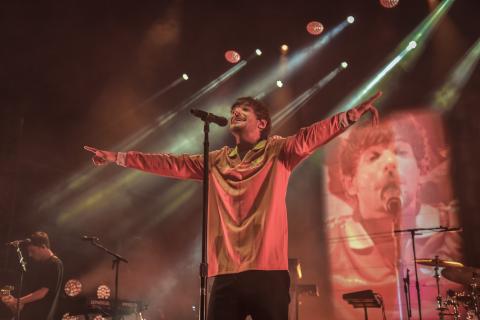 Louis Tomlinson has shared a live version of his current single, 'Bigger  Than Me', from a recent Milan performance