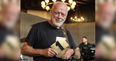 David Gilmour Luck and Strange Number 1 album